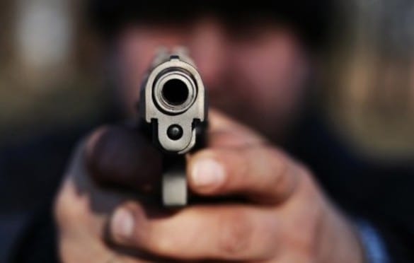 Homem invade casa e mata ex-amante com tiros na cabeça; marido presenciou crime