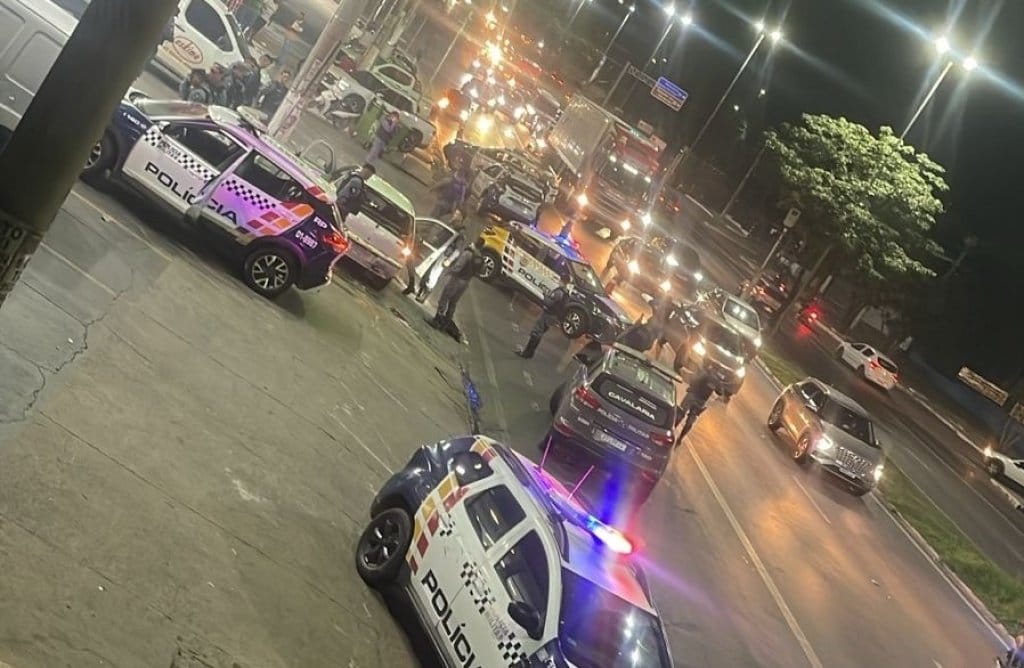 Suspeito de furto tenta fugir da PM, perde controle de carro e bate em restaurante na capital