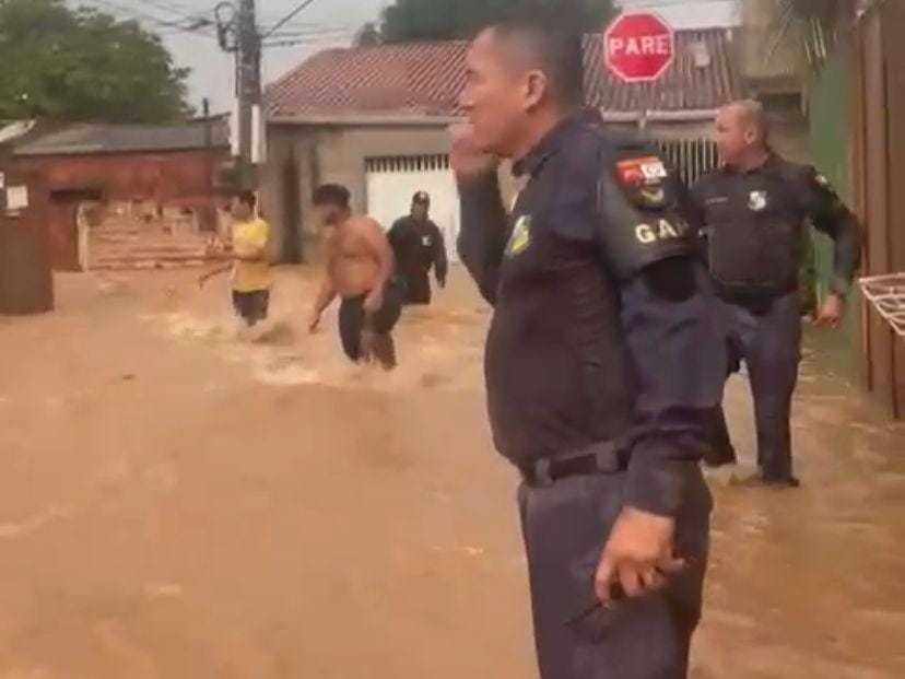 Policiais militares resgatam duas idosas ilhadas em casas durante forte chuva na capital