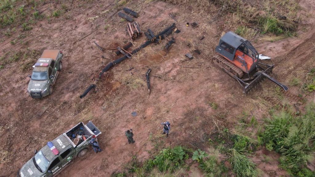 Batalhão Ambiental apreende máquinas usadas na extração de madeira e garimpo ilegal