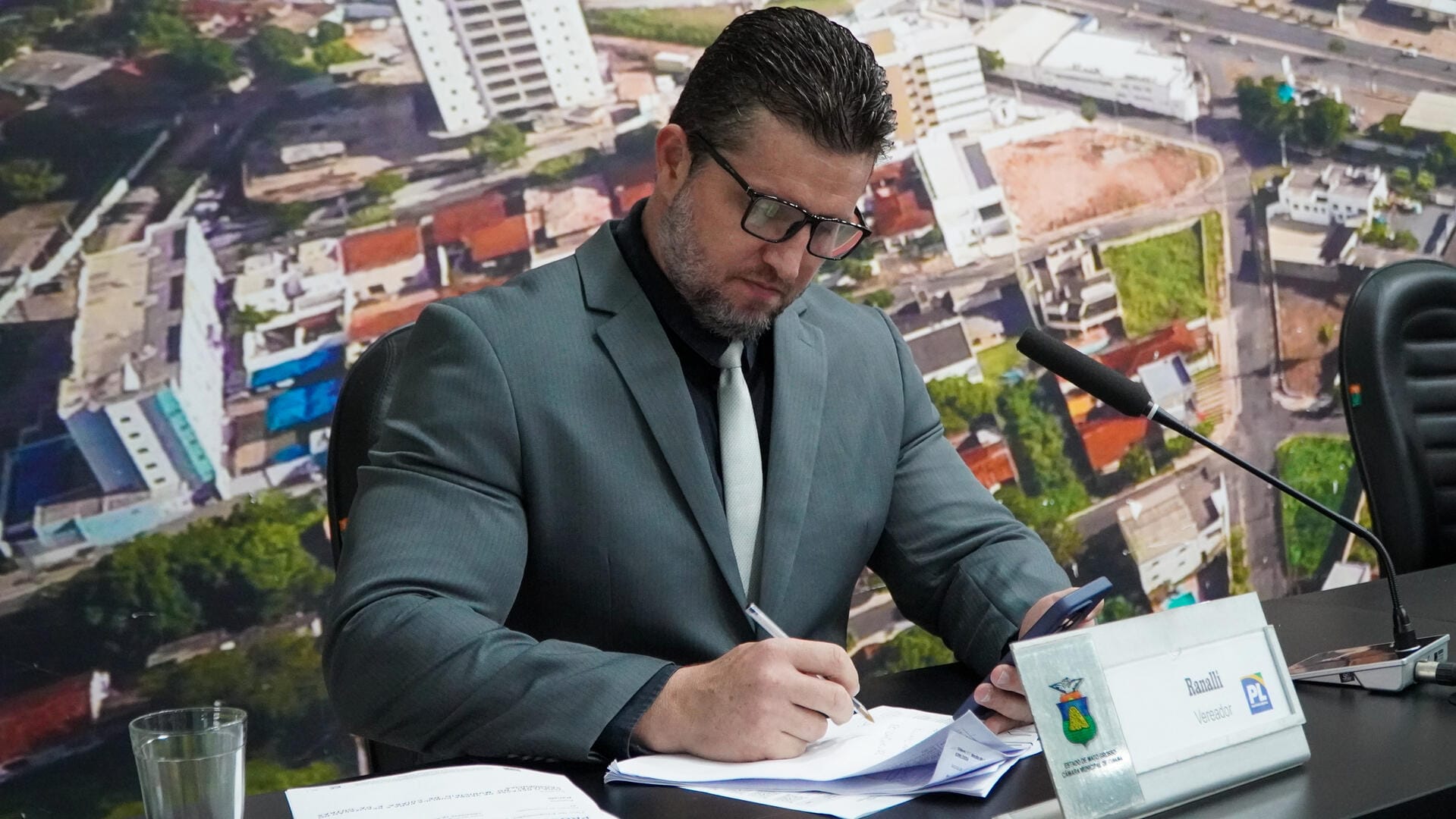 Vereador defende que Estado forneça itens e pede fim de mercadinhos: "que tomem banho com pedra"