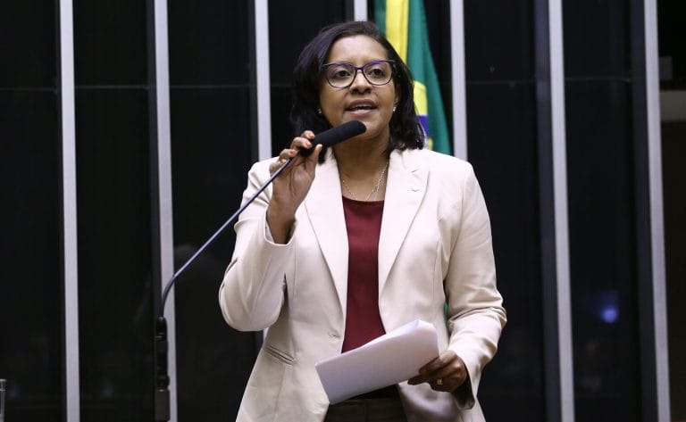 Contra cigarro eletrônico e  PL na Câmara, Gisela elogia campanha 'Vape Mata' da Fundação do Câncer