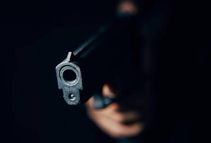 Jovem suplica para não morrer antes de ser executado com três tiros em kitnet