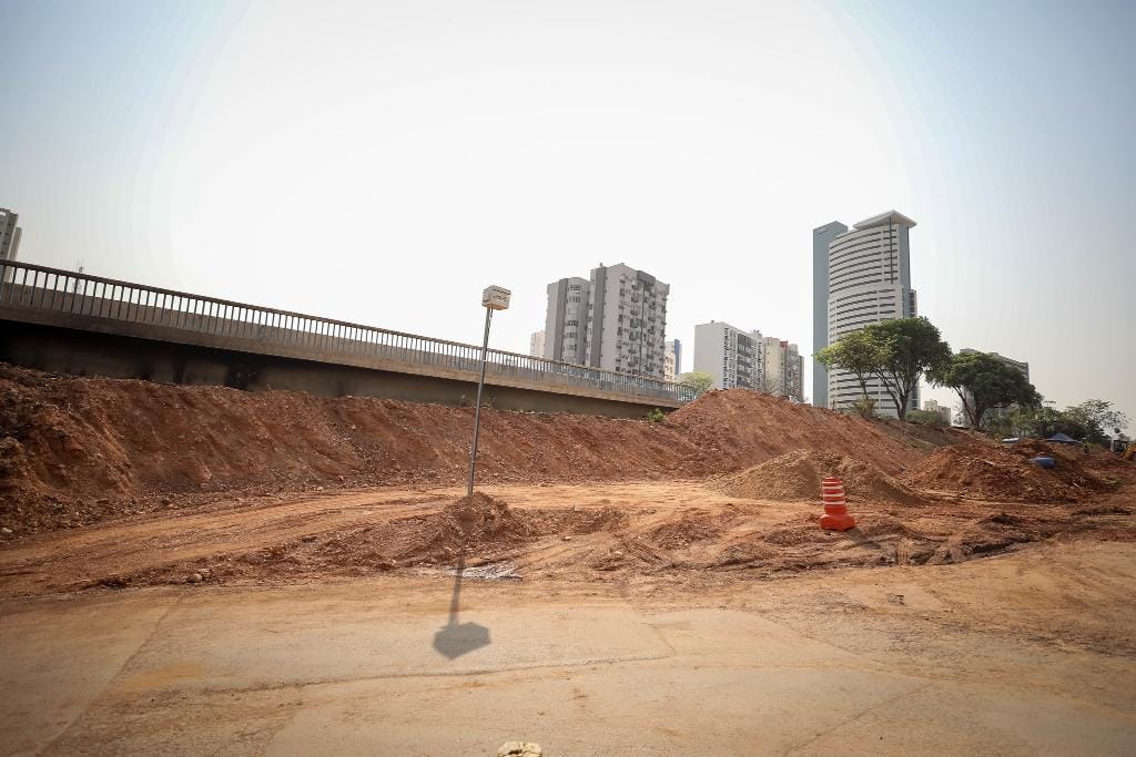 Demolição de estrutura antiga vai atrasar entrega de obra em Cuiabá
