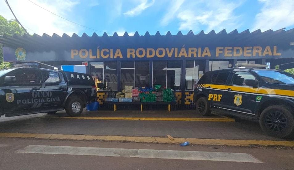 Casal com criança de 2 anos e comparsa são presos com 485 kg de maconha na rodovia BR-163