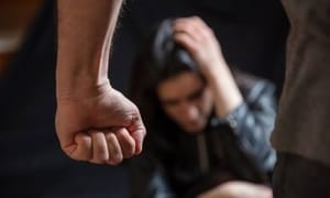 Covarde descumpre medidas protetivas e agride ex-mulher com tapas no rosto em Cuiabá