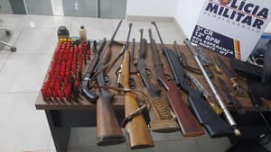 PM prende suspeito de ameaça e tentativa de homicídio e apreende sete armas de fogo em residência