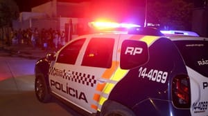 Suspeito de tráfico ataca policial com garrafa de uísque e xinga agentes em Cuiabá
