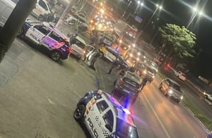 Suspeito de furto tenta fugir da PM, perde controle de carro e bate em restaurante na capital