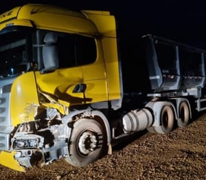 Motorista morre em colisão frontal entre carro e carreta na rodovia MT-326