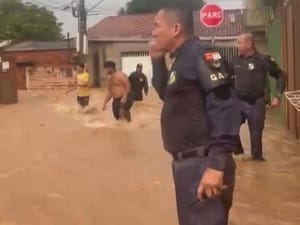 Policiais militares resgatam duas idosas ilhadas em casas durante forte chuva na capital
