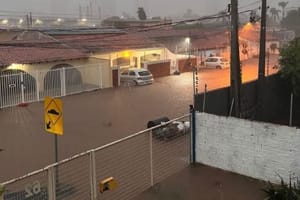 Mais de 20 bairros ficaram  alagados e alerta é de mais chuvas intensas em Cuiabá