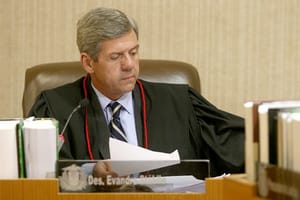 TRF-1 derruba condenação de desembargador aposentado do TJMT e mais sete pessoas