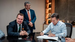 Mauro sanciona lei que autoriza Albert Einstein gerir o Hospital Central; operação começa em setembro