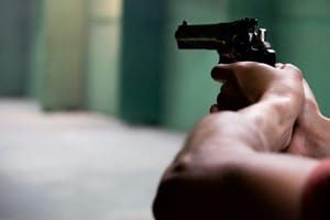Homem de 28 anos é morto a tiros enquanto caminhava próximo a faculdade em MT
