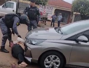 Vídeo mostra mulher sendo atropelada por motociclista em fuga da Polícia Militar