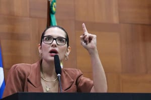 Janaina diz que virou alvo por pontuar nas pesquisas e desafia Mauro a conquistar voto fora do poder