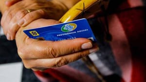 Justiça barra prática do INSS e protege trabalhadora contra término indevido de benefício