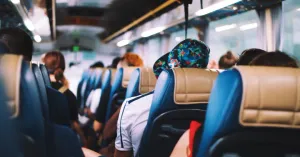 Aplicativo terá que indenizar jovens que perderam festival após ônibus ser apreendido