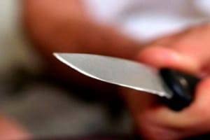 Jovem é esfaqueado nas costas após discussão em frente de casa em MT; dois são presos