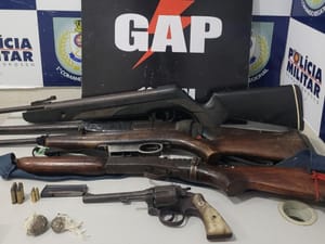 Faccionado que ameaçava moradores é preso com armas  em Santo Antônio do Leverger