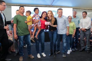 “Nosso compromisso é proporcionar moradias dignas“, afirma primeira-dama em entrega de 213 casas